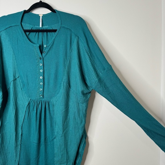 Free People Leo Oversized Waffle Button Henley Knit Tunic Top in Teal Size Small - Picture 2 of 11